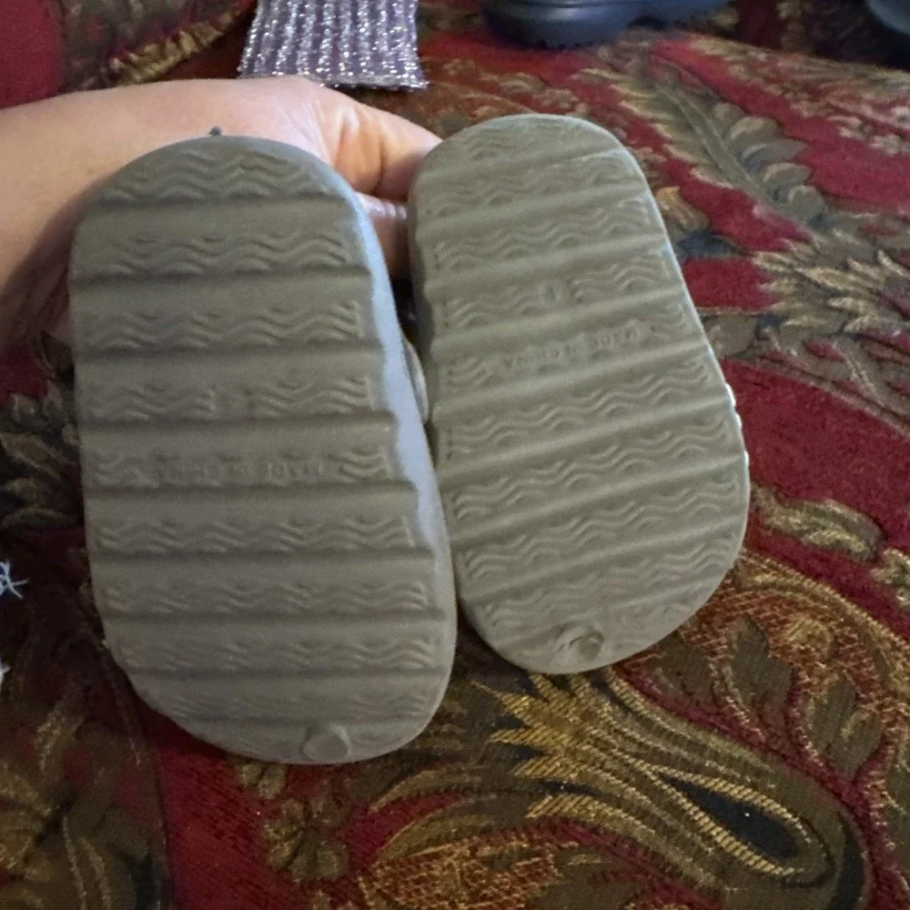 Koala🩶Baby Sandals Kids Size 4  Gray Dinosaur